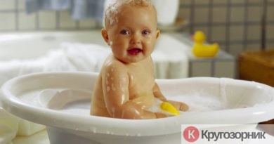 pervoe kupanie novorozhdennogo rebenka 390x205 - Первое купание новорожденного ребенка