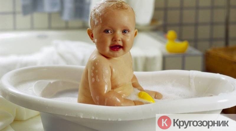 pervoe kupanie novorozhdennogo rebenka 800x445 - Первое купание новорожденного ребенка