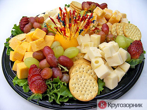 Syrnaya narezka s fruktovym assorti - Сырная тарелка на праздничный стол. Оформление и подача