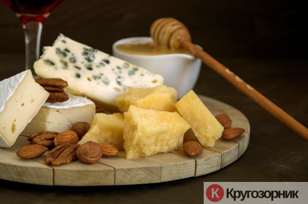 Syrnaya tarelka s medom i orekhami - Сырная тарелка на праздничный стол. Оформление и подача